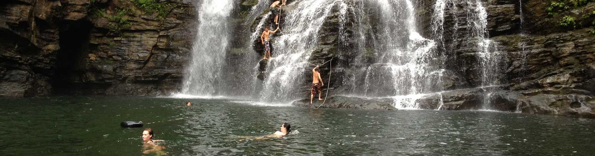 Zwemmen bij waterval